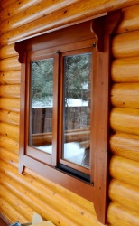 Окно (сосна) установлено в деревянном доме, с козырьком