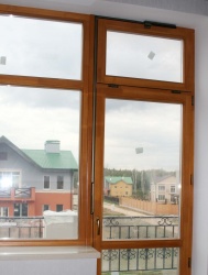 Евроокна (сосна) с дистанционным открыванием верхней фрамуги в балконной двери