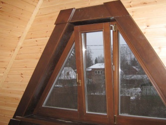 Косоугольное окно (сосна), устновлено в деревянном доме, вид изнутри